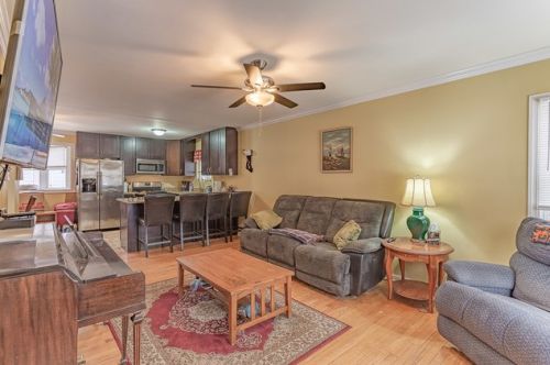 537 Byron Ave, Addison, IL 60101-1304