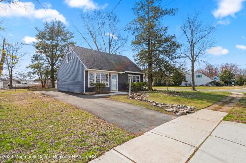 18 Franciscan Way, Hazlet, NJ 07730-1935