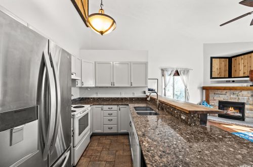 9229 Jefferson Cv, Sandy UT exterior