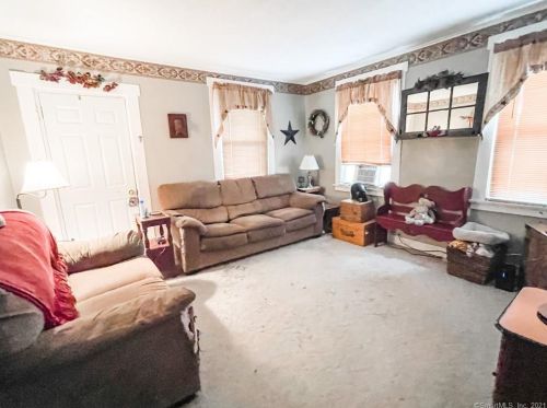 46 Grove St, Putnam, CT 06260-2137
