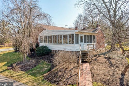 564 Lampeter Rd, Lancaster PA  17602-4010 exterior