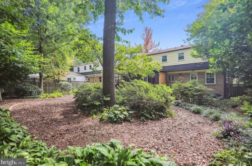 1221 Pinecrest Cir, Silver Spring MD 20910-1626 exterior