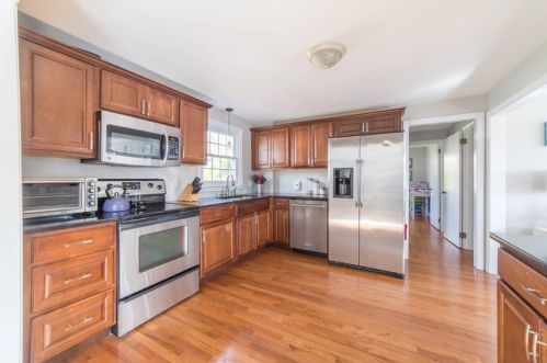 33 Birch Glen Ave, Warwick, RI 02886-2901