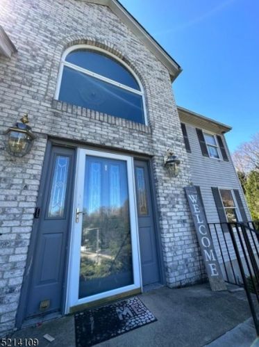 11 Woodlot Rd, Bloomingdale, NJ 07403-1557