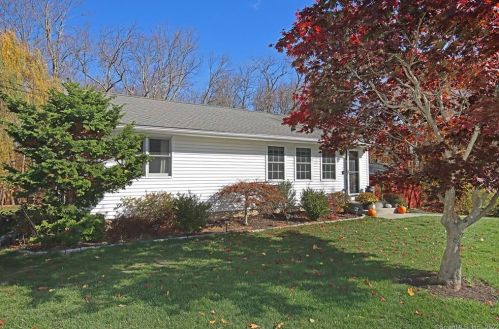 1 Merriman Ln, Waterbury, CT 06712-1422