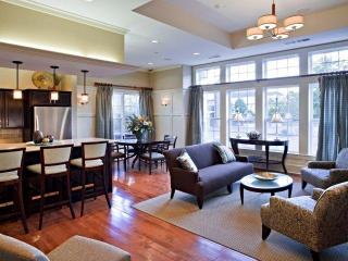 100 Avalon Dr, Huntington CT  06484-7619 exterior