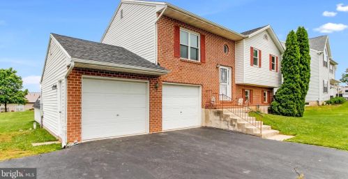 109 Winston Dr, York, PA 17408-1033