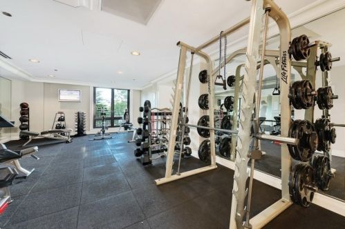 2550 Lakeview Ave, Chicago IL  60614-2045 exterior