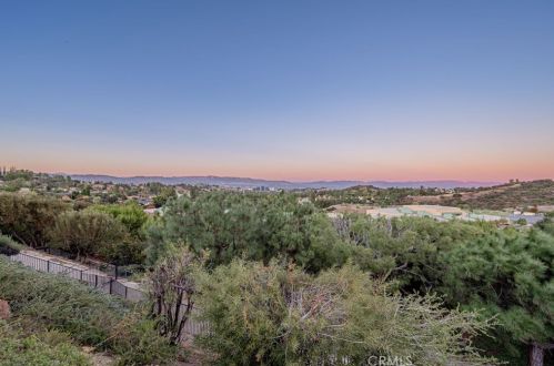 22335 Delia Ct, Calabasas, CA 91302-5889
