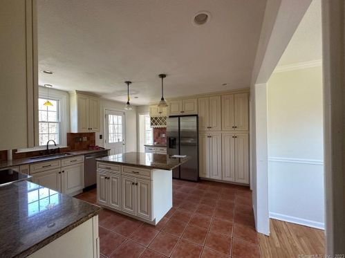 9 Overlook Pl, Huntington CT  06484-2508 exterior