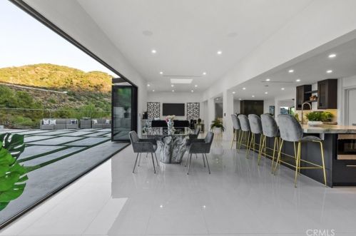 2434 Delisle Ct, Glendale CA  91208-2210 exterior
