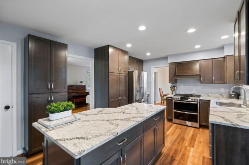 8811 Kenilworth Dr, Springfield VA  22151-1103 exterior