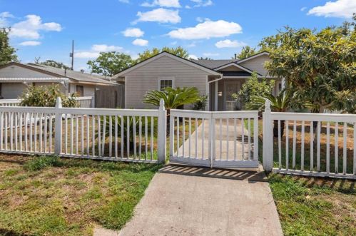 121 Tarpon Ave, Galveston, TX 77550-3131
