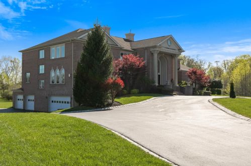 8 Bordens Brook Way, Holmdel Village, NJ 07733-2225