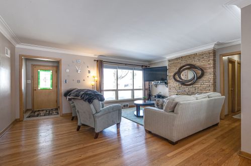 407 Dale Ave, Mount Prospect, IL 60056-2205