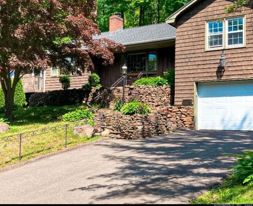 174 Lamplighter Ln, Hartford, CT 06111-5234