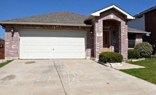 2633 Tuscan View Dr, Fort Worth TX  76131-5125 exterior