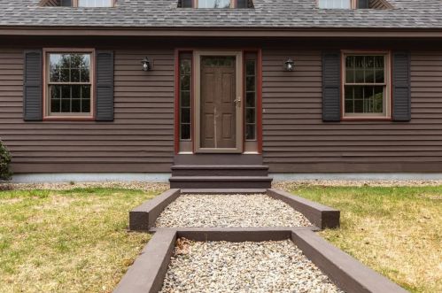 22 Raeder Dr, Stratham, NH 03885-2316
