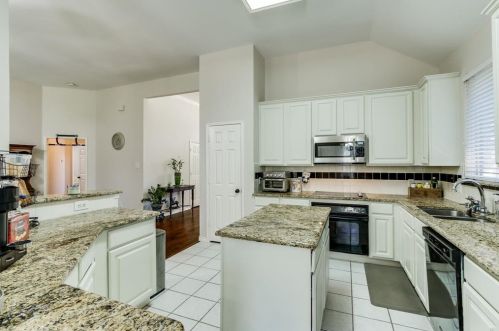 1525 Bastrop Dr, Carrollton TX 75010-6423 exterior