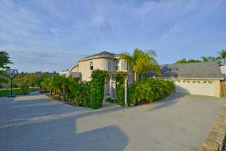 1195 Sunset Dr, Vista, CA 92081-7407