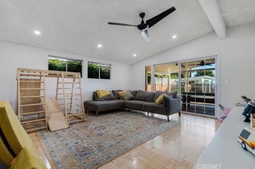 8010 Crosnoe Ave, Van Nuys CA  91402-5529 exterior