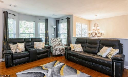 121 Forest Dr, Piscataway NJ  08854-2273 exterior