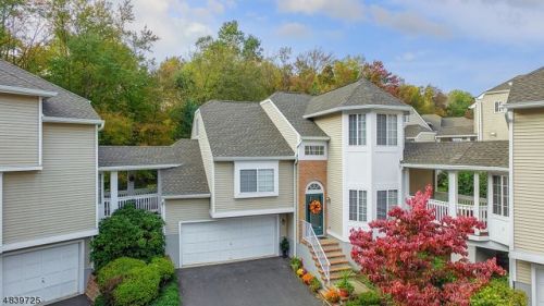 128 Woods End Rd, Gillette, NJ 07933-1517