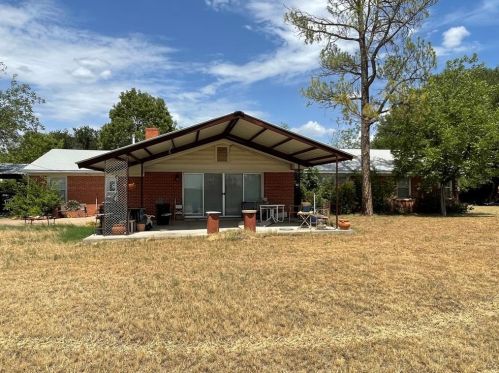 813 Oregon St, Seymour, TX 76380-2056