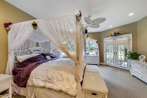 8901 Maple Ave, Willowbrook IL 60527-6469 exterior