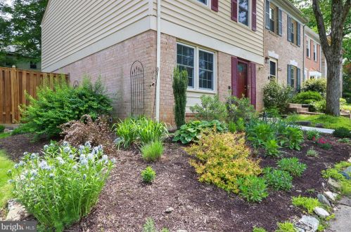 9271 Sprucewood Rd, Springfield VA  22015-3559 exterior