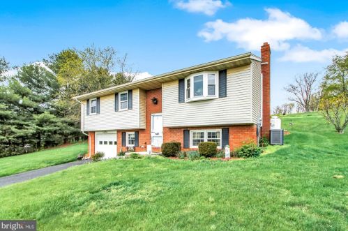 922 Hobart Rd, Hanover, PA 17331-9690