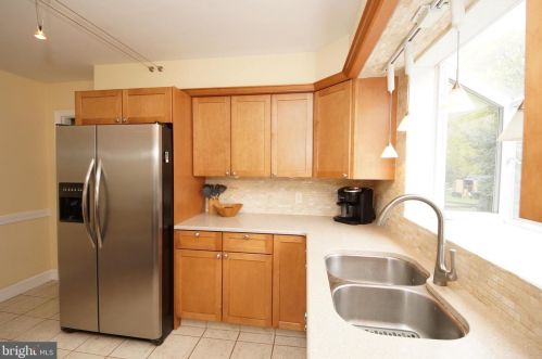 41 Holt Cir, Trenton NJ  08619-1605 exterior