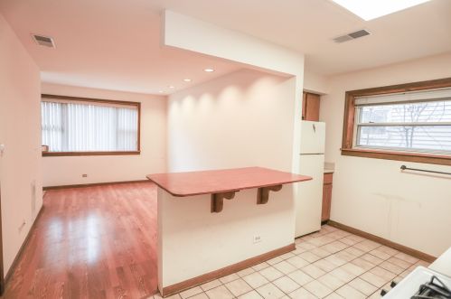 3146 Southport Ave, Chicago, IL 60657-3225