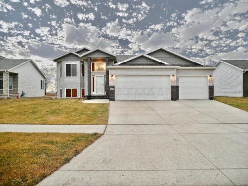 1557 46th Ave, Moorhead, MN 56560-7127