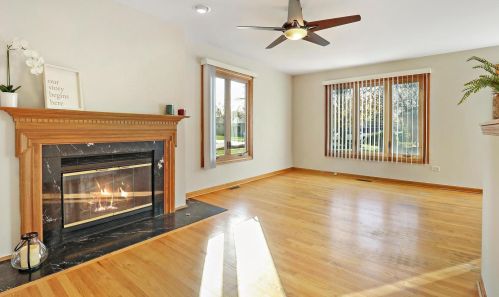 158 Mayer Ave, Wheeling, IL 60090-2834