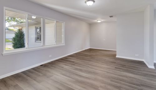 274 Trowbridge Rd, Elk Grove Vlg, IL 60007-3821