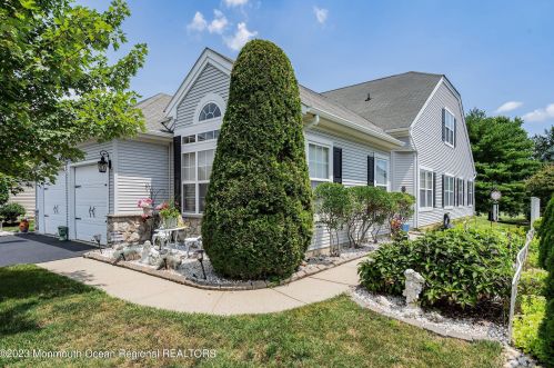 6 Dunrovin Ct, Lakehurst, NJ 08759-6037