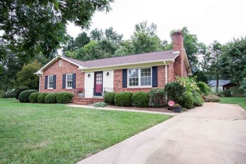 3604 Triangle Dr, Greensboro, NC 27405-3046