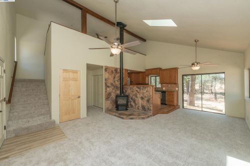 2210 Blue Oak Dr, Redding, CA 96001-4345
