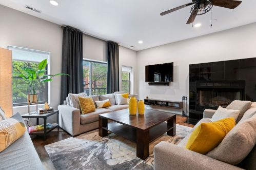 1751 Division St, Chicago, IL 60622-4086