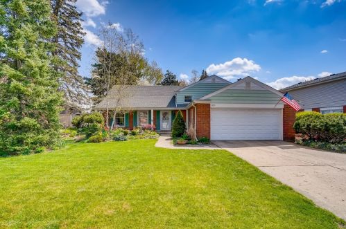 1723 Chesterfield Dr, Arlington Hts, IL 60005-3770