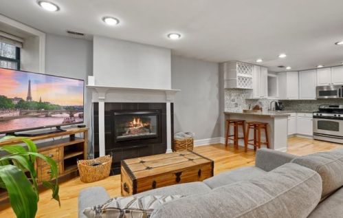 2833 Burling St, Chicago, IL 60657-5299