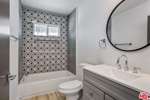 6640 Woodley Ave, Van Nuys CA  91406-5912 exterior