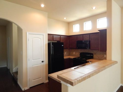 191 Creekside Villa Dr, Uhland, TX 78640-6440