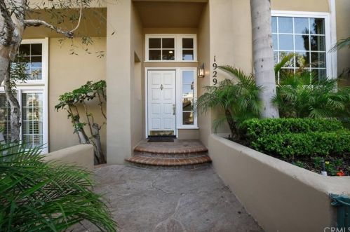 19292 Sawgrass Ln, Huntington Beach, CA 92648-5581