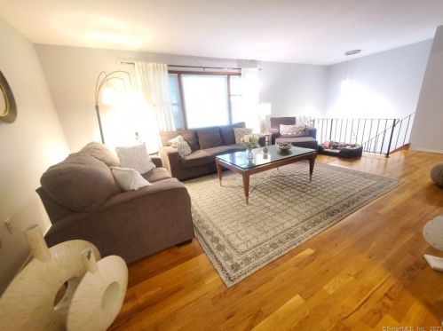10 Thistle Ct, Norwalk CT  06851-1907 exterior