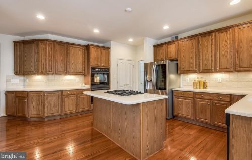 7112 Ayers Meadow Ln, Springfield VA  22150-4915 exterior