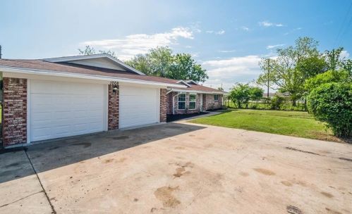 1008 Collins Rd, Richmond TX 77469-2745 exterior