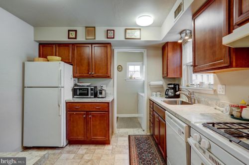 48 Valleybrook Dr, Lancaster PA  17601-4618 exterior