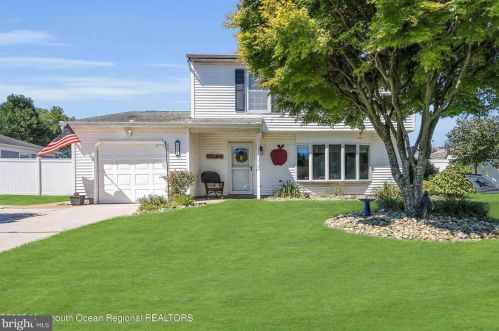 504 Maplewood Dr, Lacey Township, NJ 08734-2835
